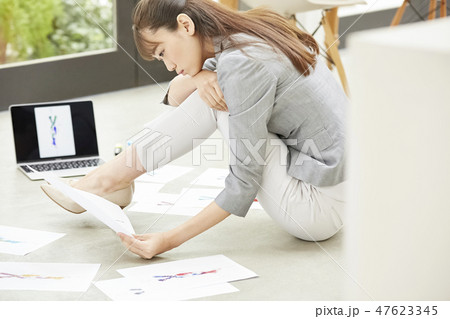 仕事をするビジネスウーマン 47623345