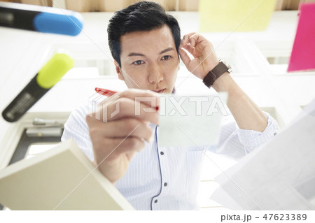 仕事をするビジネスマン 仕事をするビジネスマン 47623389