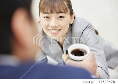 仕事をするビジネスマンとビジネスウーマン 47623470