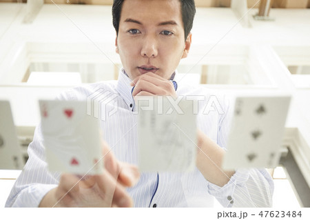 仕事をするビジネスマン 47623484