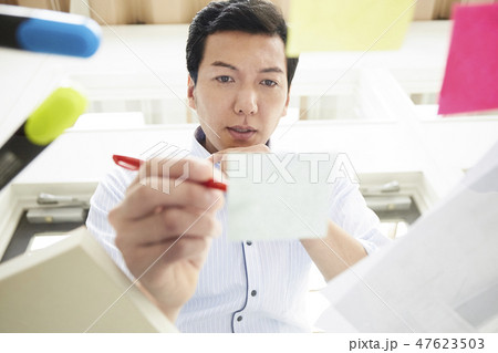 仕事をするビジネスマン 47623503