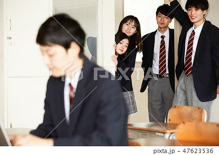 高校生　学校生活　休み時間 47623536