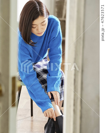 身支度をする女性 身支度をする女性 47623571