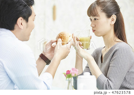 朝食を食べる夫婦 47623578