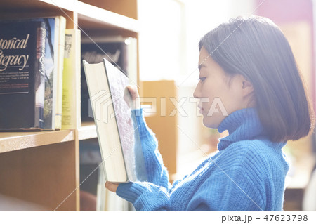 図書館にいる女性 47623798