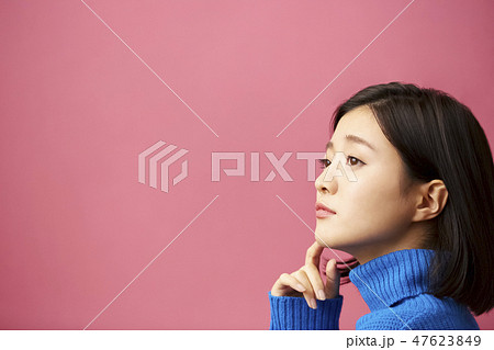 考える女性のポートレート 47623849