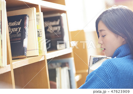 図書館にいる女性 図書館にいる女性 47623909