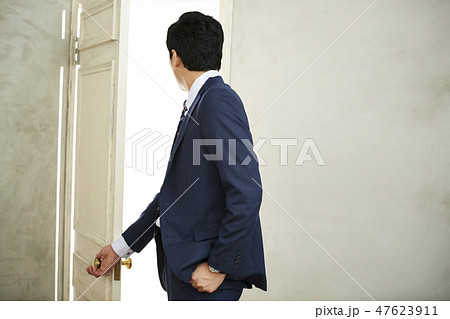 ドアをあけるビジネスマンの写真素材