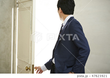 ドアをあけるビジネスマン ドアをあけるビジネスマン 47623921