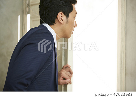 ドアをあけるビジネスマン 47623933