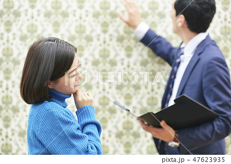 ビジネスマンと打ち合わせをする女性 47623935