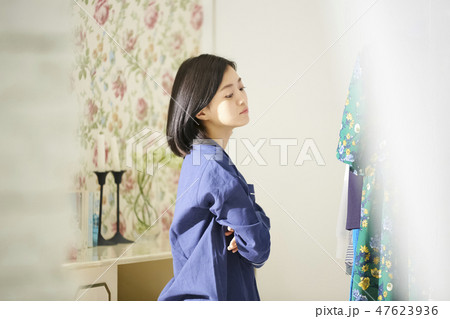 身支度をする女性 身支度をする女性 47623936