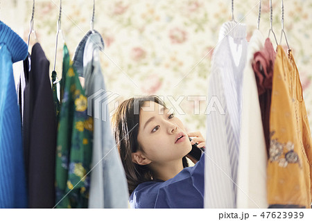 身支度をする女性 身支度をする女性 47623939