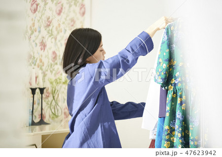 身支度をする女性 47623942