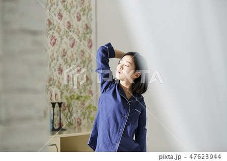 寝起きの女性 47623944