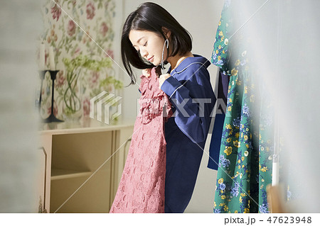 身支度をする女性 身支度をする女性 47623948