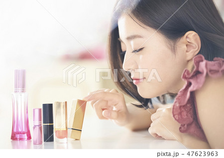 メイクをする女性 47623963