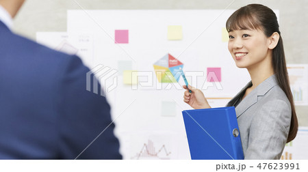 仕事をするビジネスマンとビジネスウーマン 47623991