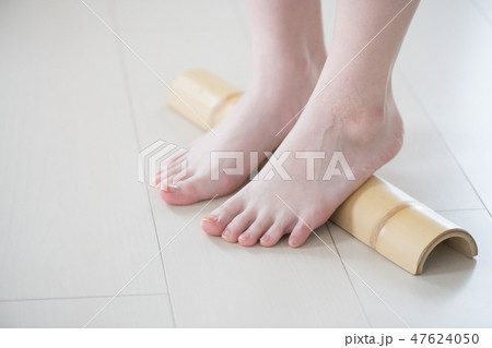 青竹踏みをする若い日本人女性 47624050