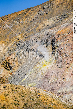 吾妻小富士から望む一切経山 （大穴火口） 47624099