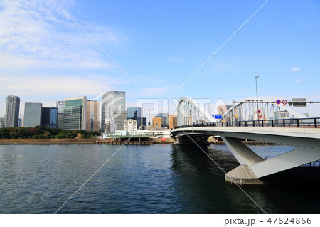 隅田川河口に架かる築地大橋と高層ビル群 隅田川河口に架かる築地大橋と高層ビル群 47624866