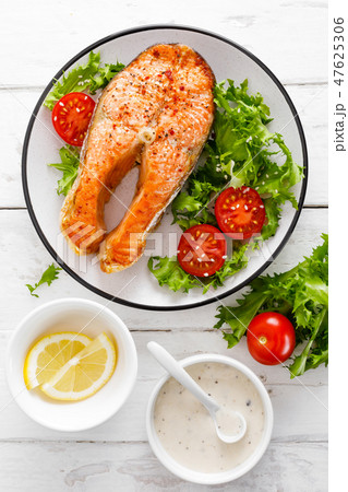 Salmon fish steak grilled and vegetable salad Salmon fish steak grilled and vegetable salad 47625306