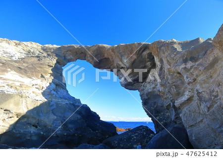 城ヶ島の馬の背洞門 47625412