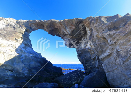 城ヶ島の馬の背洞門 47625413