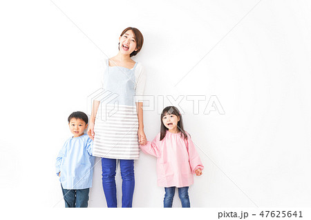 幼稚園・保育園・こども園の先生と生徒 47625641
