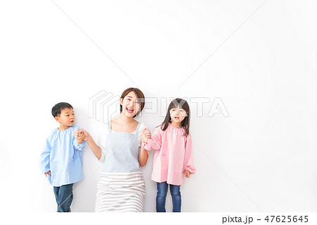 幼稚園・保育園・こども園の先生と生徒 幼稚園・保育園・こども園の先生と生徒 47625645