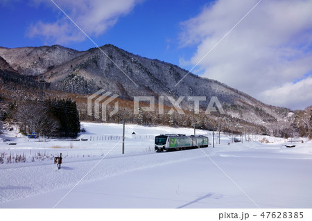 雪原を走り抜けるリゾートビューふるさと:大糸線 大町市 雪原を走り抜けるリゾートビューふるさと:大糸線 大町市 47628385