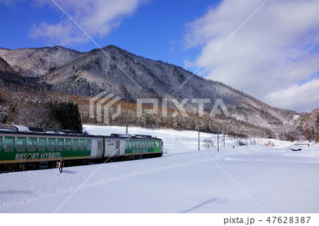 雪原を走り抜けるリゾートビューふるさと:大糸線 大町市 雪原を走り抜けるリゾートビューふるさと:大糸線 大町市 47628387