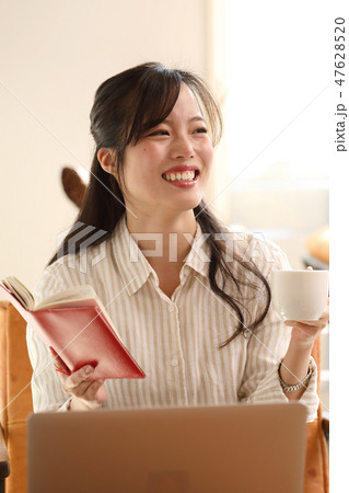 カフェで仕事をする女性 カフェで仕事をする女性 47628520