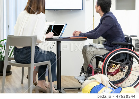 日本ユニバーサルマナー協会監修素材　ビジネスシーン車椅子 47628544