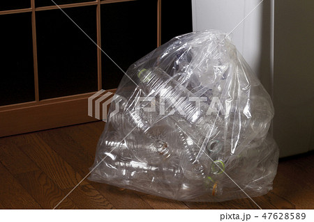 袋に入ったペットボトルごみ 袋に入ったペットボトルごみ 47628589