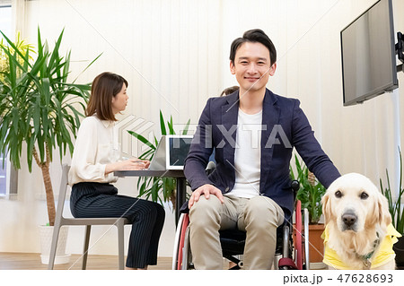 日本ユニバーサルマナー協会監修素材 ビジネスシーン車椅子 日本ユニバーサルマナー協会監修素材 ビジネスシーン車椅子 47628693