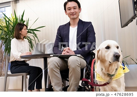 日本ユニバーサルマナー協会監修素材　ビジネスシーン車椅子 47628695