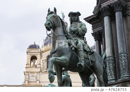Monument to Maria Theresa in Vienna on the square  47628755