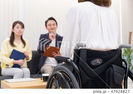日本ユニバーサルマナー協会監修素材　ビジネスシーン車椅子　面談 47628827