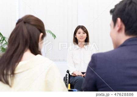 日本ユニバーサルマナー協会監修素材　ビジネスシーン車椅子　面談 47628886