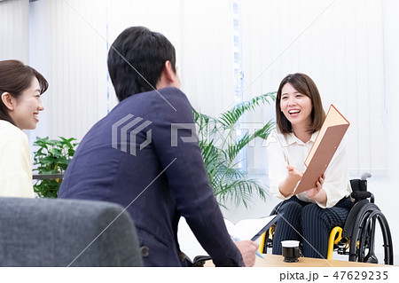 日本ユニバーサルマナー協会監修素材　ビジネスシーン車椅子　面談 47629235