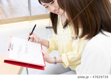 日本ユニバーサルマナー協会監修素材　ビジネスシーン　筆談 47629739