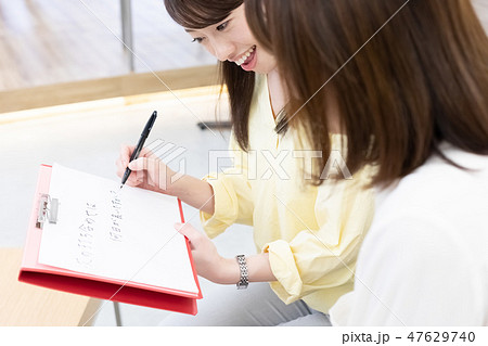 日本ユニバーサルマナー協会監修素材　ビジネスシーン　筆談 47629740