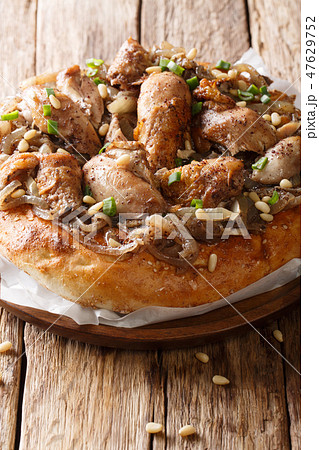 Chicken with sumac and onions with flat bread 47629752