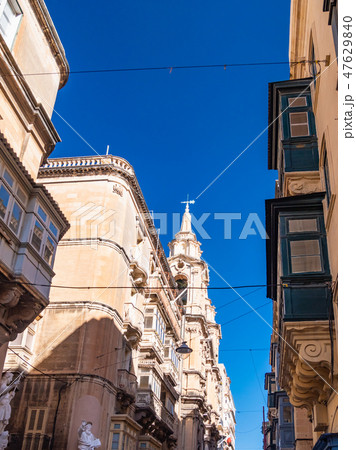 マルタ・バレッタ旧市街の色彩豊かなガラリアバルコニーと石造りの路地景観 マルタ・バレッタ旧市街の色彩豊かなガラリアバルコニーと石造りの路地景観 47629840