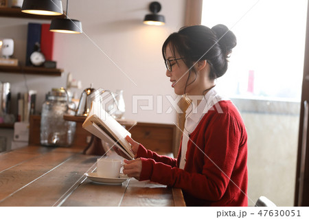 カフェで読書をする女性 47630051