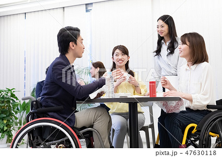 日本ユニバーサルマナー協会監修素材 ビジネスシーン車椅子 日本ユニバーサルマナー協会監修素材 ビジネスシーン車椅子 47630118