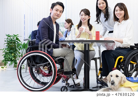 日本ユニバーサルマナー協会監修素材 ビジネスシーン車椅子 日本ユニバーサルマナー協会監修素材 ビジネスシーン車椅子 47630120