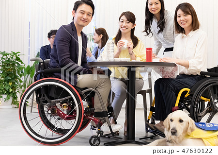 日本ユニバーサルマナー協会監修素材　ビジネスシーン車椅子 47630122