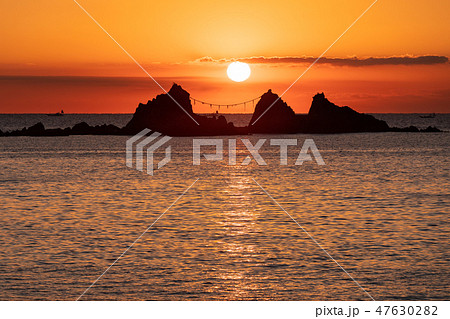 神奈川_真鶴三ツ石朝焼け 47630282